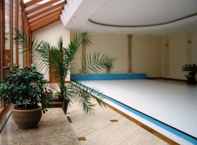 Interiérový bazén s hlubokým uložením navíjení pode dnem