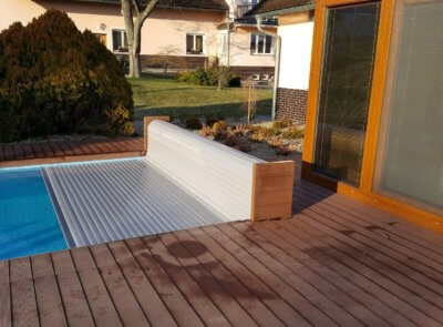 Provedení nadvodního navíjení bazénové rolety s bočnicemi s výplní terasovými deskami.