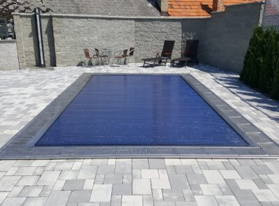 Nerezový bazén s polykarbonátovými solárními lamelami.