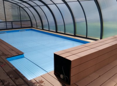 Kryt nábalu s obložením dřevoplastovými deskami ve shodném provedení jako terasa okolo bazénu.